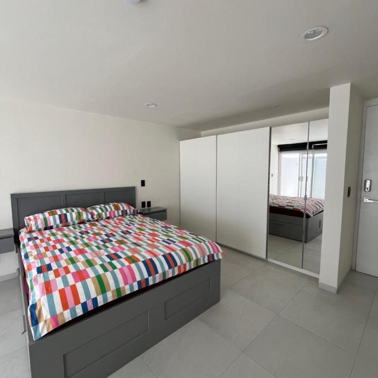 Bonito espacio de habitación con terraza, cocina y baño privado en Casa Oasis Malvas - World Cup visitors welcome! - One-Bedroom Apartment - 1