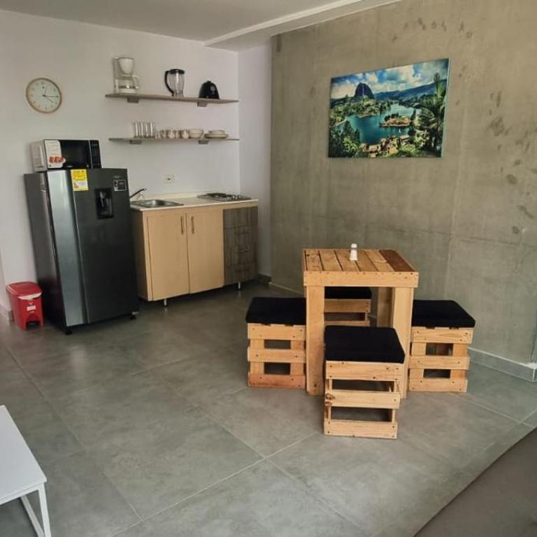 Cold AC, fast Wifi, best Laureles location and rates - Apartamento de 1 dormitorio - 17