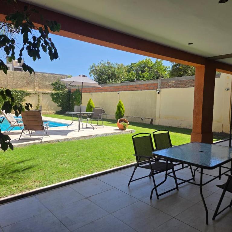 Espectacular Casa con pileta y jacuzzi - Casa Unifamiliar de 3 dormitorios - 44