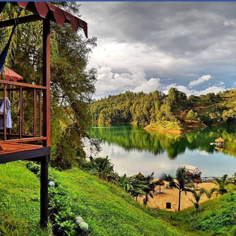 Hotel Pietrasanta Cabañas frente a la Represa Peñol Guatape - Bungalow - 2