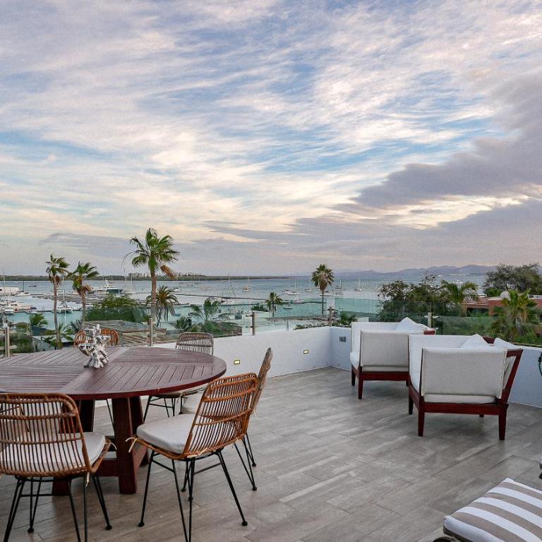 Casa Altamar - Rooftop, vistas y Piscina a pasos del Malecon - Three-Bedroom Vacation Home - 90
