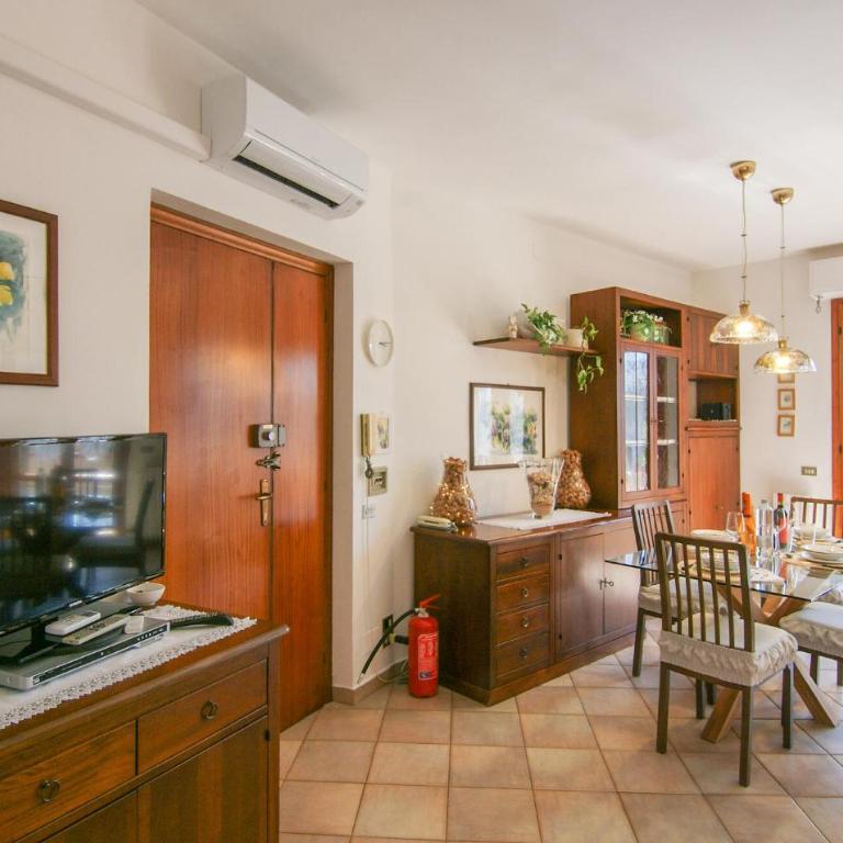 2 Bedroom Gorgeous Apartment In Marina Di Massa - Appartamento con Terrazza - 7