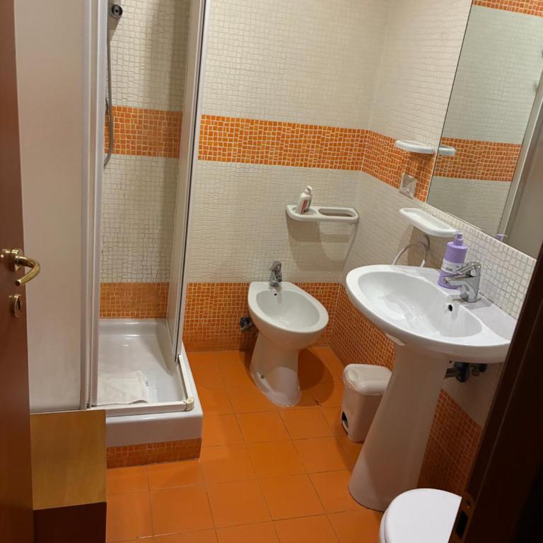 B&B Rifugio di Roma upon Metro B pvt bathroom pvt balcon - Ampia Camera Matrimoniale - 9