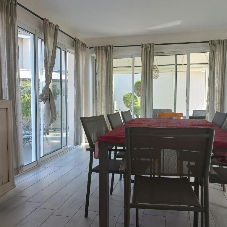 Grande maison plain pied,campagne, proche A7,parking privé, idéal pro et famille nombreuse - Villa - 20