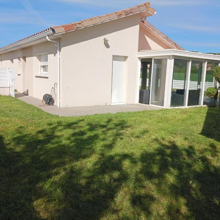 Grande maison plain pied,campagne, proche A7,parking privé, idéal pro et famille nombreuse - Villa - 1