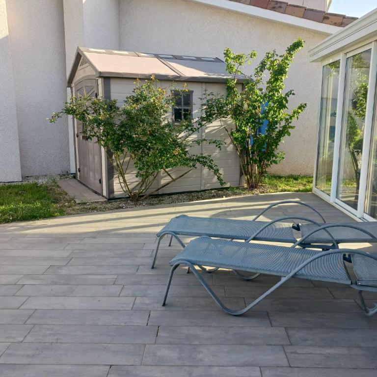 Grande maison plain pied,campagne, proche A7,parking privé, idéal pro et famille nombreuse - Villa - 18
