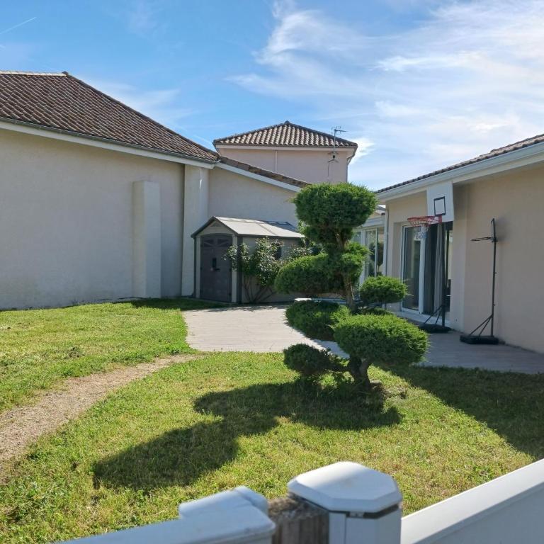Grande maison plain pied,campagne, proche A7,parking privé, idéal pro et famille nombreuse - Villa - 16