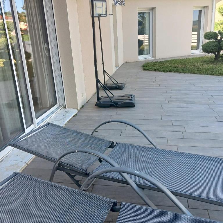 Grande maison plain pied,campagne, proche A7,parking privé, idéal pro et famille nombreuse - Villa - 17