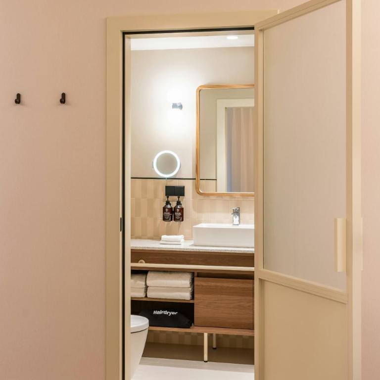 The Social Hub Barcelona Poblenou - Deluxe Double Room - 5
