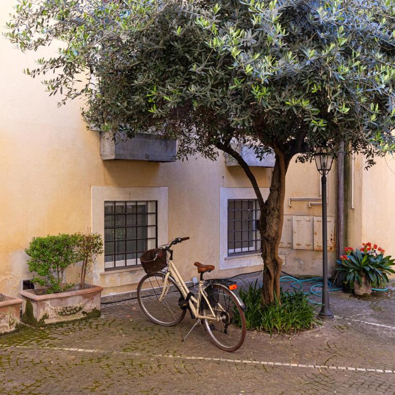 Quiet Trevi Fountain Apartment Courtyard & Patio - Appartamento con 1 Camera da Letto - 78