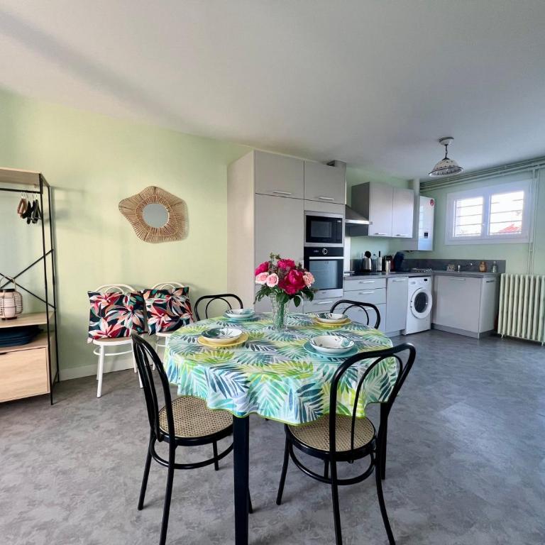Jolie Maison 2 chambres avec Jardin à Royan - Idéal Familles - Parking Gratuit - Confort Tout équipée - Vacation Home - 24