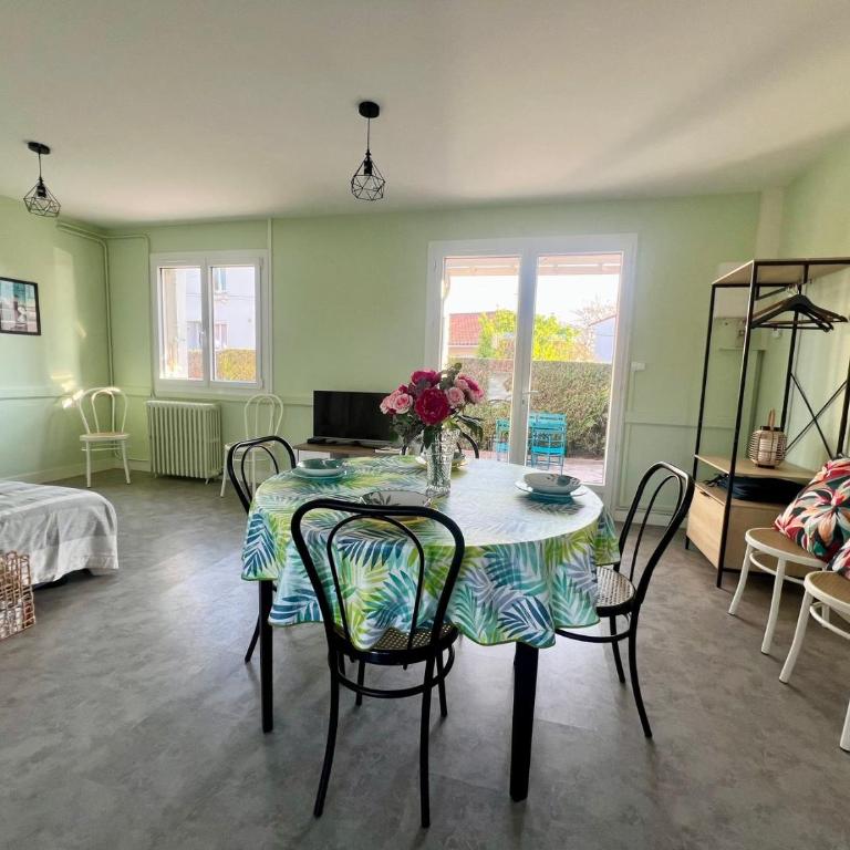 Jolie Maison 2 chambres avec Jardin à Royan - Idéal Familles - Parking Gratuit - Confort Tout équipée - Vacation Home - 23