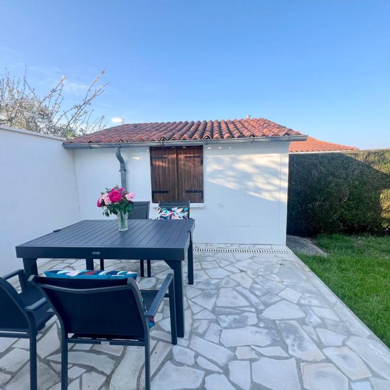Jolie Maison 2 chambres avec Jardin à Royan - Idéal Familles - Parking Gratuit - Confort Tout équipée - Vacation Home - 7