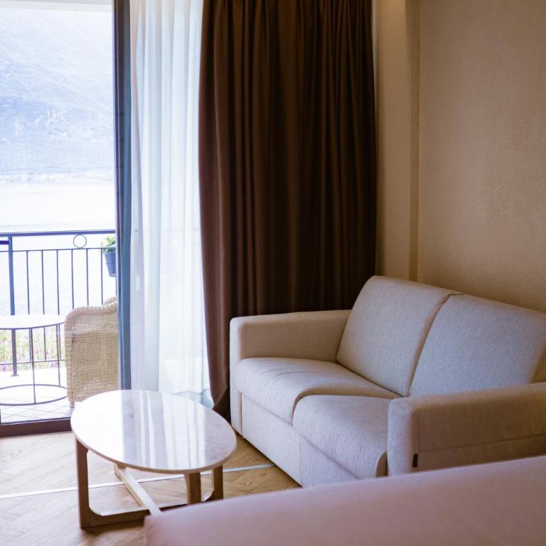 Hotel Mercedes - Camera Quadrupla con Balcone e Vista Lago - 1
