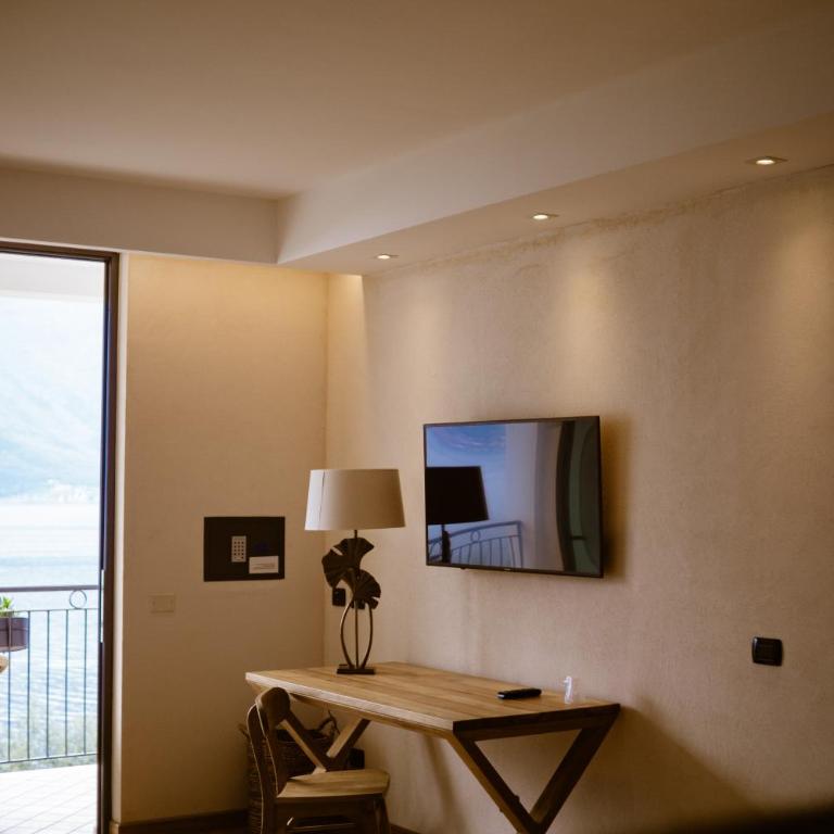Hotel Mercedes - Camera Quadrupla con Balcone e Vista Lago - 9