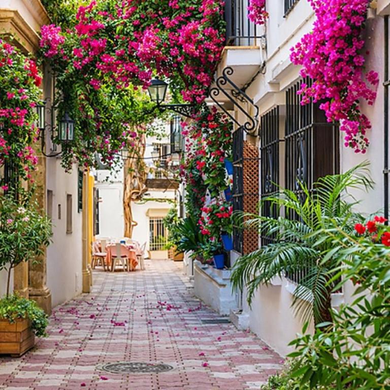 StayatSas Marbella Luxury 2 BR Apartment, 80 m2 Private Terrace, Huge Pools, Private Parking Walk to Beach & Puerto Banús - Two-Bedroom Apartment with Balcony and Terrace - 39