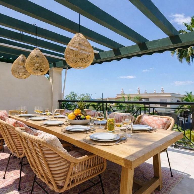 StayatSas Marbella Luxury 2 BR Apartment, 80 m2 Private Terrace, Huge Pools, Private Parking Walk to Beach & Puerto Banús - Two-Bedroom Apartment with Balcony and Terrace - 4