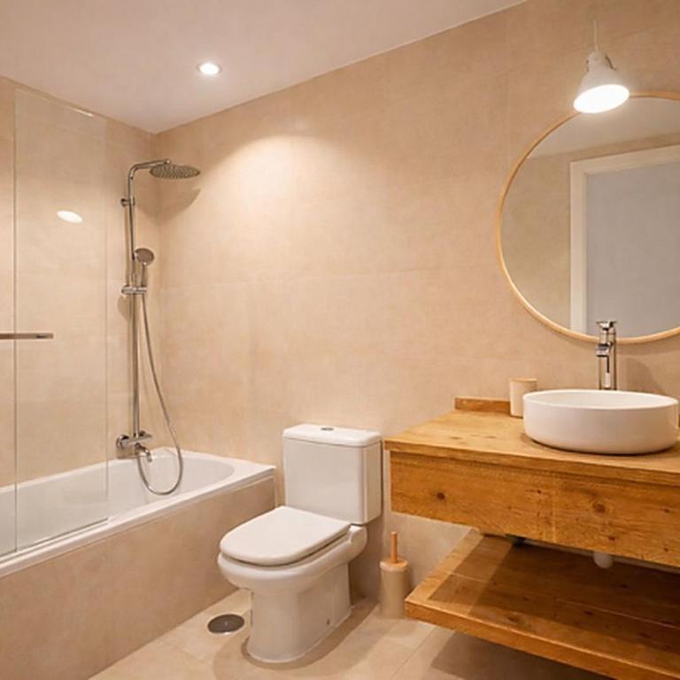StayatSas Marbella Luxury 2 BR Apartment, 80 m2 Private Terrace, Huge Pools, Private Parking Walk to Beach & Puerto Banús - Two-Bedroom Apartment with Balcony and Terrace - 15