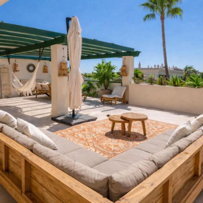 StayatSas Marbella Luxury 2 BR Apartment, 80 m2 Private Terrace, Huge Pools, Private Parking Walk to Beach & Puerto Banús - Two-Bedroom Apartment with Balcony and Terrace - 7