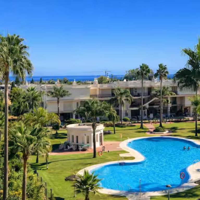 StayatSas Marbella Luxury 2 BR Apartment, 80 m2 Private Terrace, Huge Pools, Private Parking Walk to Beach & Puerto Banús - Two-Bedroom Apartment with Balcony and Terrace - 12