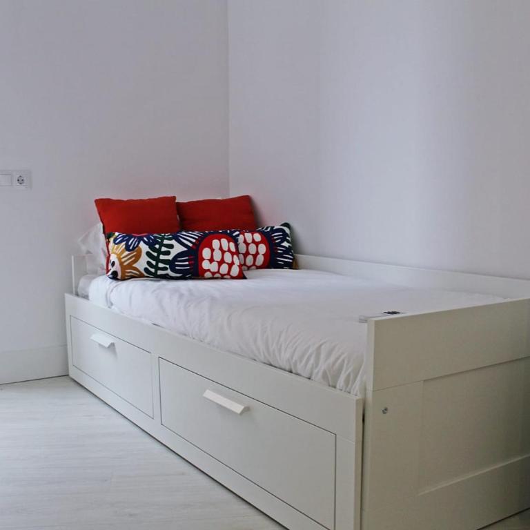 Alicante City Center Apartment - 3BR Luxury, Renfe Station View, Lift - Three-Bedroom Apartment - 9