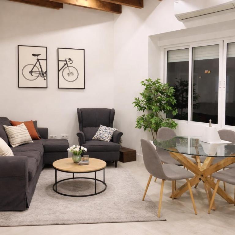 Alicante City Center Apartment - 3BR Luxury, Renfe Station View, Lift - Three-Bedroom Apartment - 5