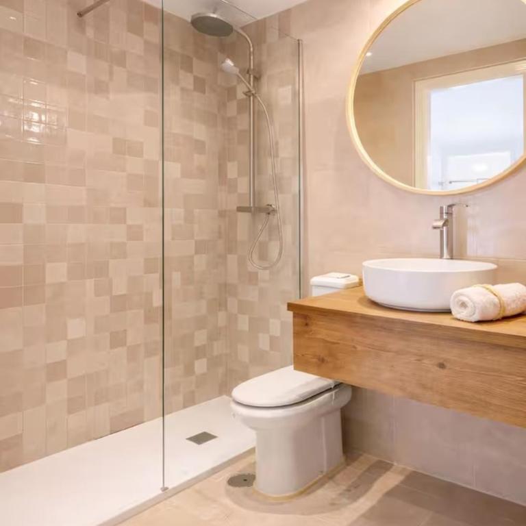 StayatSas Marbella Luxury 2 BR Apartment, 80 m2 Private Terrace, Huge Pools, Private Parking Walk to Beach & Puerto Banús - Two-Bedroom Apartment with Balcony and Terrace - 14