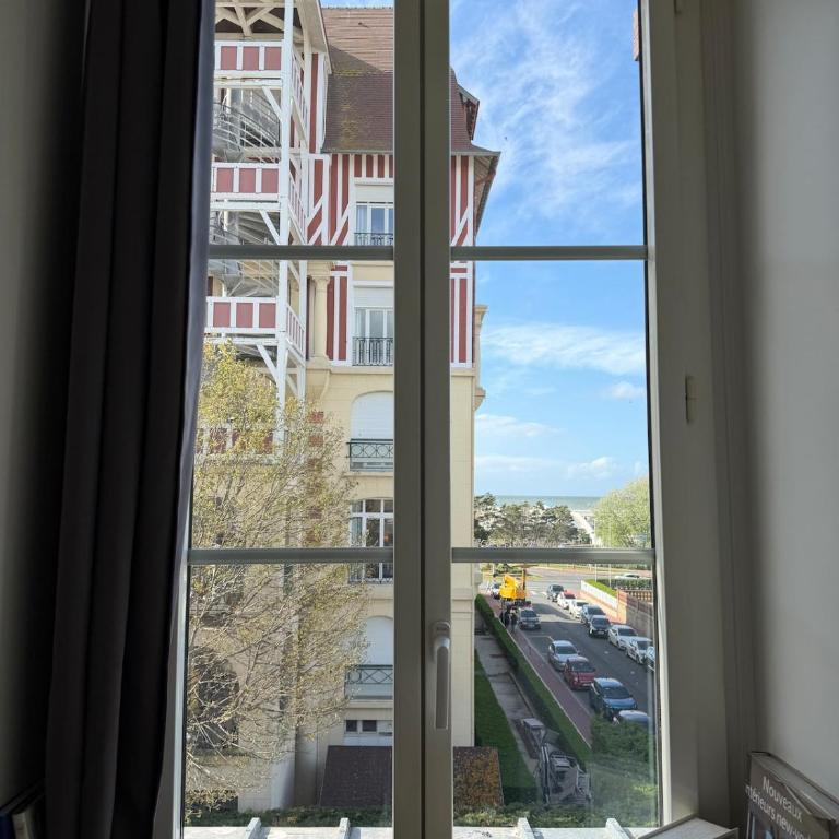 Appartement dans une Villa deauvillaise avec grand jardin, face à hôtel Royal, entièrement rénové, vue Royal et vue mer, 4 couchages - Apartment mit 1 Schlafzimmer - 14
