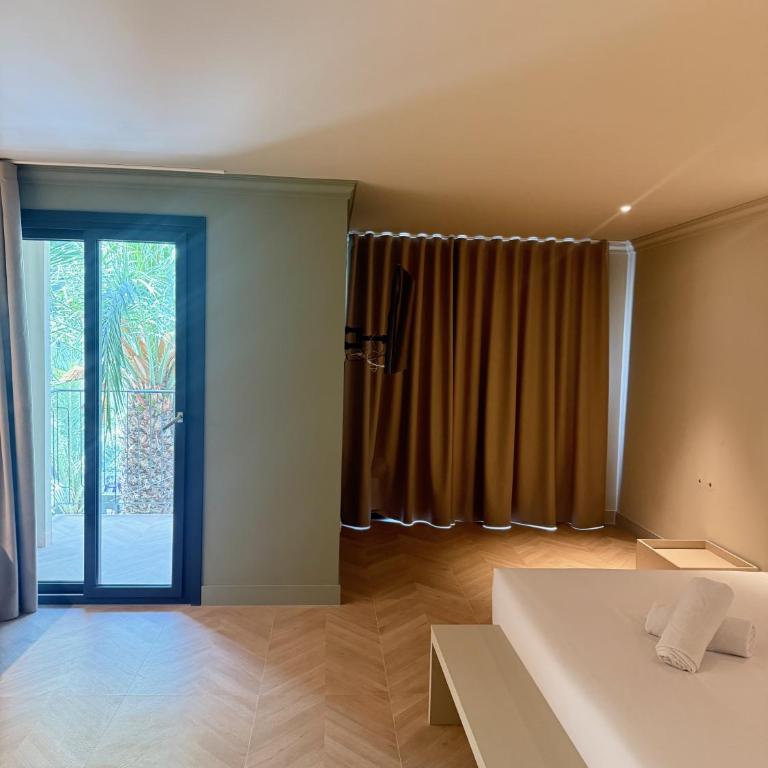 AT Boutique Alma - Double Room with Balcony - 12