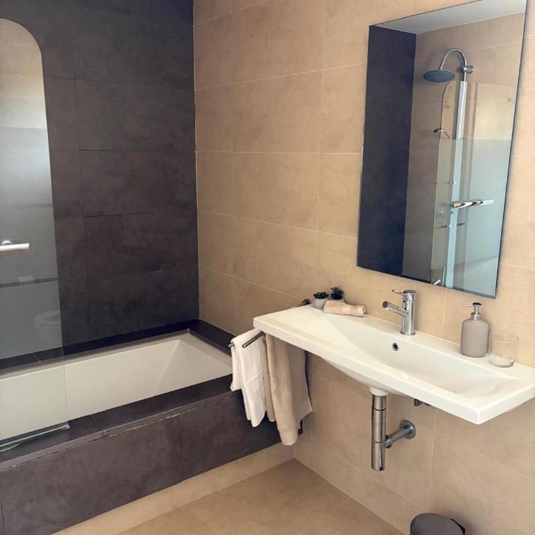 Marbella SeaView Penthouse , Terrace, Pools & Walk to the Beach - Apartamento de 2 dormitorios con balcón y vistas al mar - 4