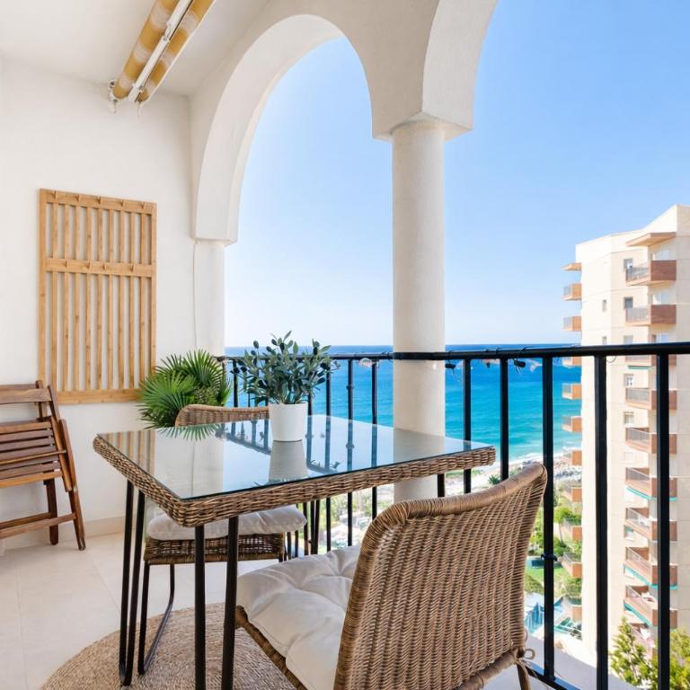 APARTAMENTO EN LA PLAYA CON VISTAS DE ENSUEÑO - Apartamento - 2