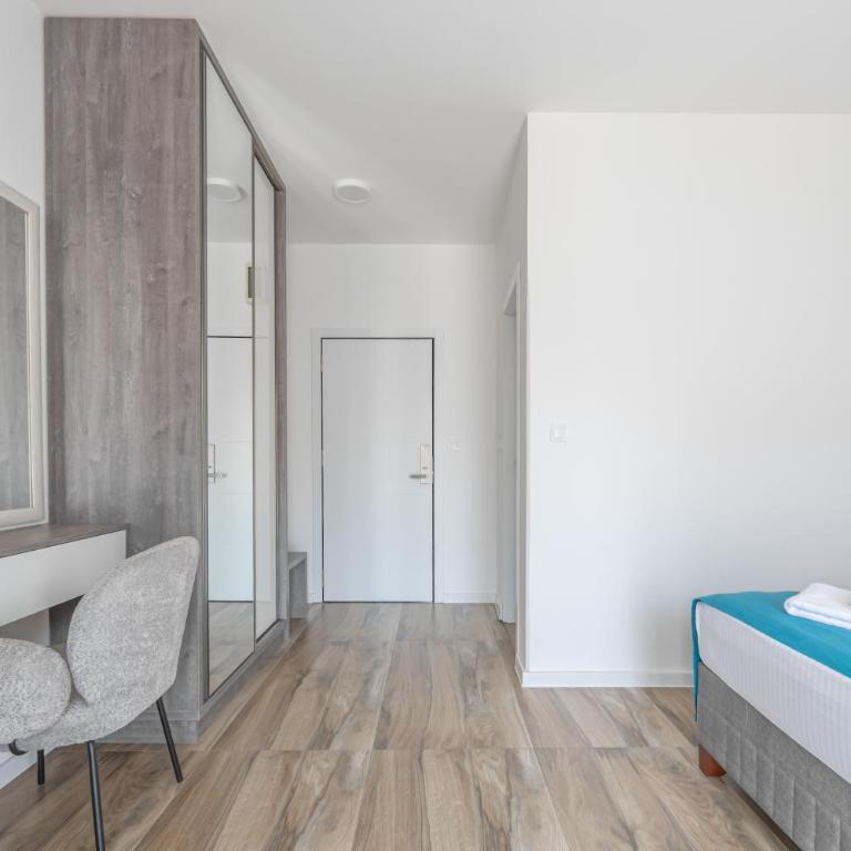 Hotel Mondo - Deluks Dvokrevetna Soba sa Bračnim Krevetom i Balkonom - 11