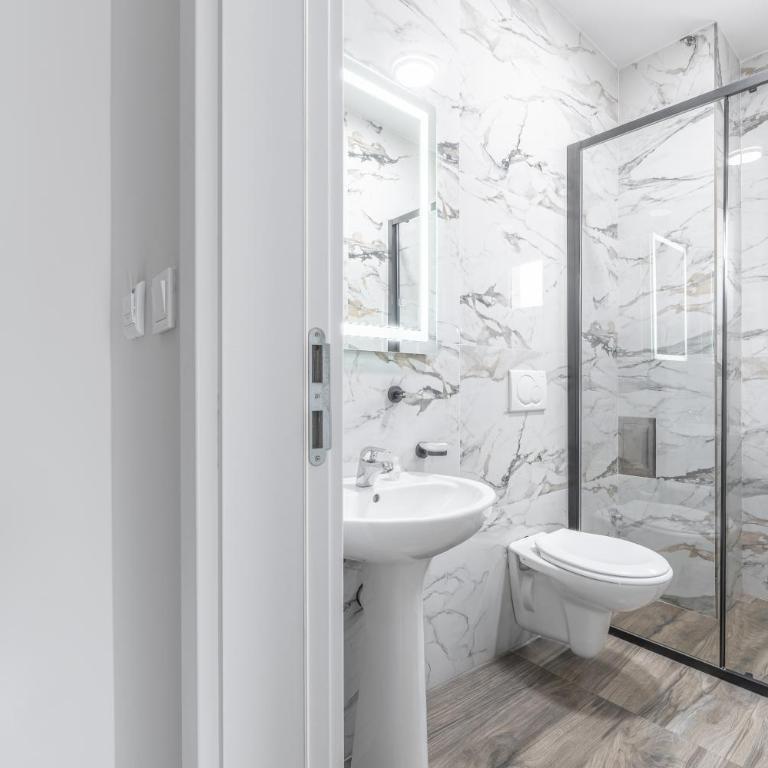 Hotel Mondo - Deluks Dvokrevetna Soba sa Bračnim Krevetom i Balkonom - 4