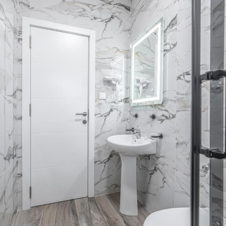 Hotel Mondo - Deluks Dvokrevetna Soba sa Bračnim Krevetom i Balkonom - 3