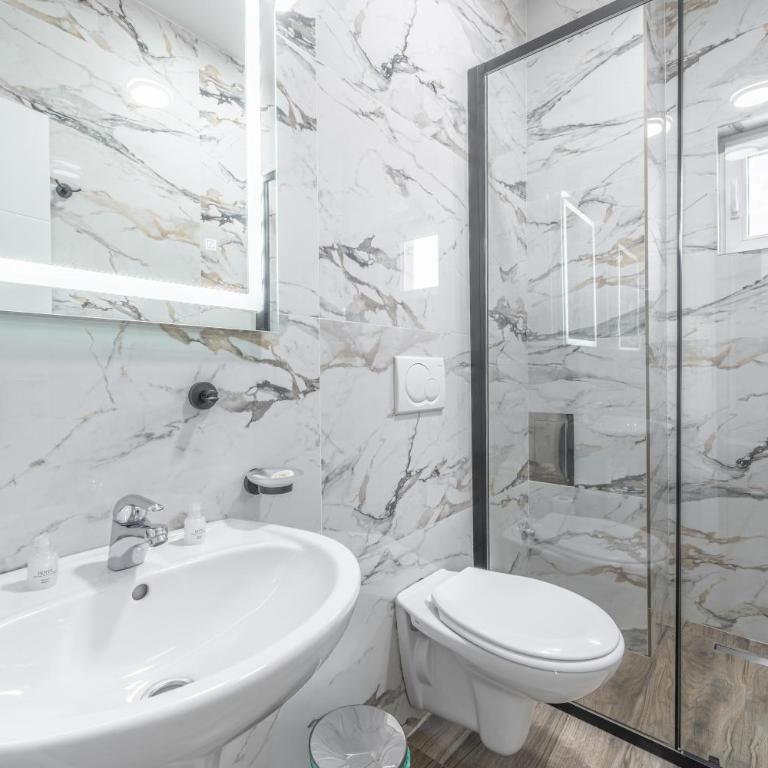 Hotel Mondo - Deluks Dvokrevetna Soba sa Bračnim Krevetom i Balkonom - 8