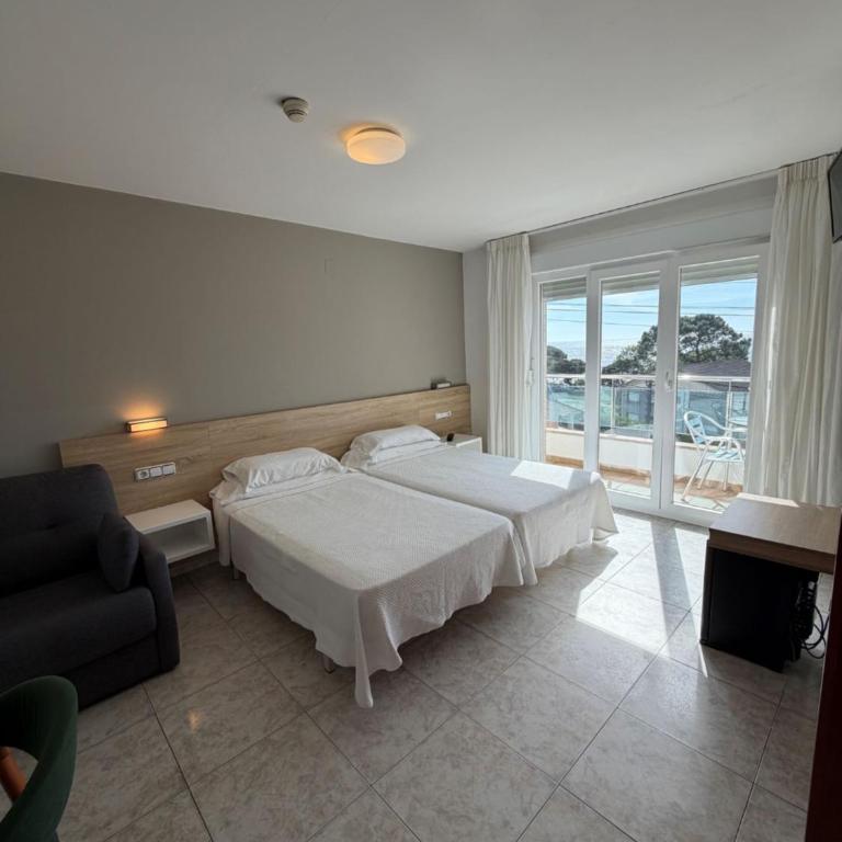 Hotel Riveiro - Habitación Triple Estándar con vistas al mar - 4