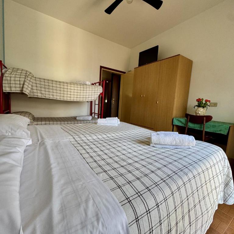 Hotel Arborea - Camera Familiare - 4