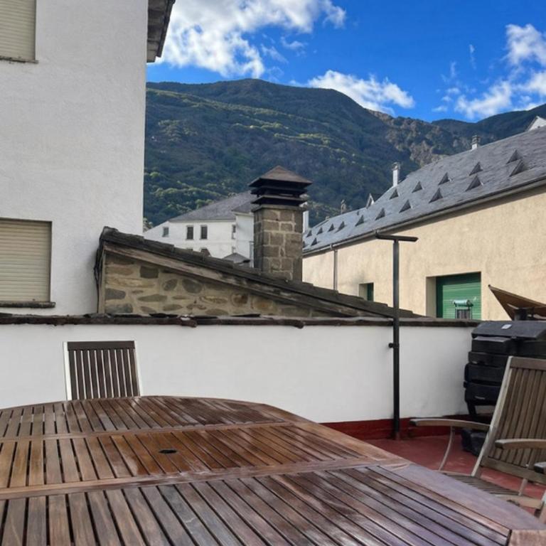 Biescas Suites - Three-Bedroom Apartment - 13