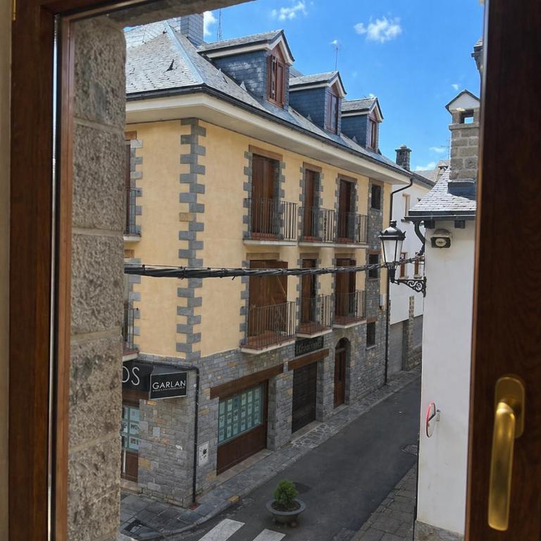 Biescas Suites - Three-Bedroom Apartment - 9