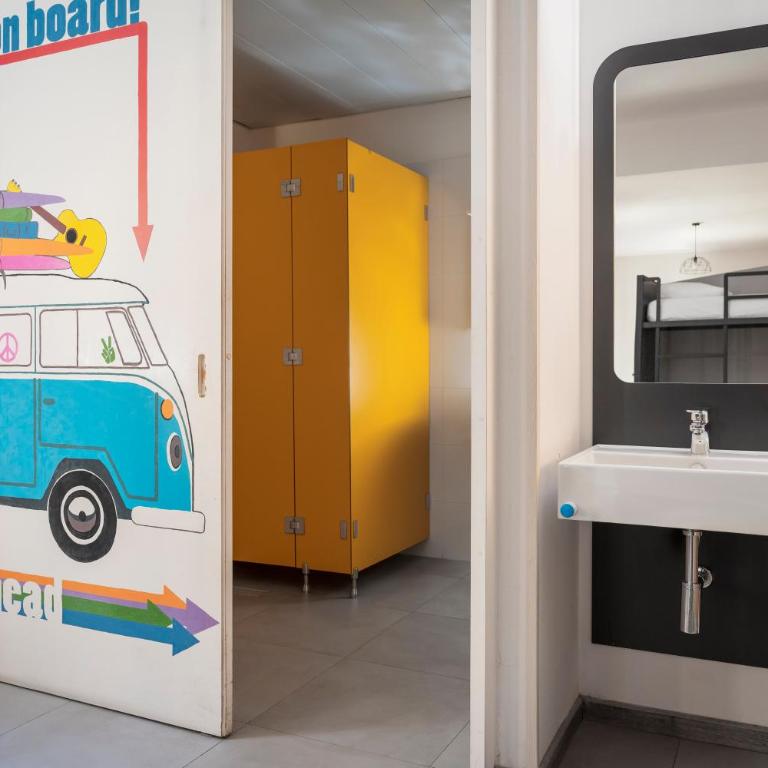 The RomeHello - Posto Letto in Dormitorio Misto con 10 Letti - 9