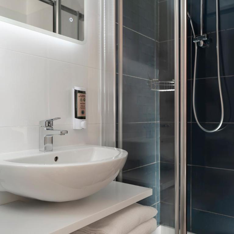The RomeHello - Camera Matrimoniale con Bagno Privato - 15