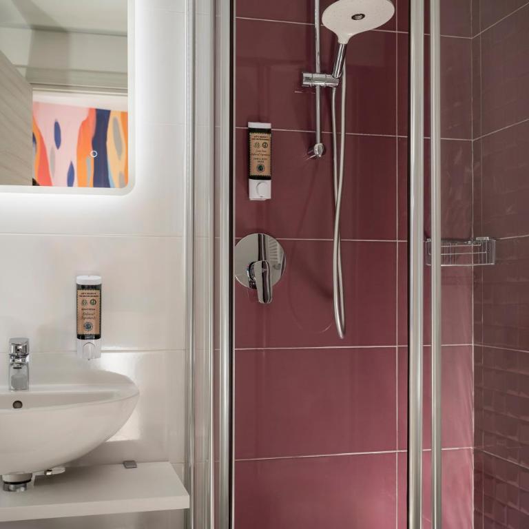 The RomeHello - Camera Matrimoniale con Bagno Privato - 8