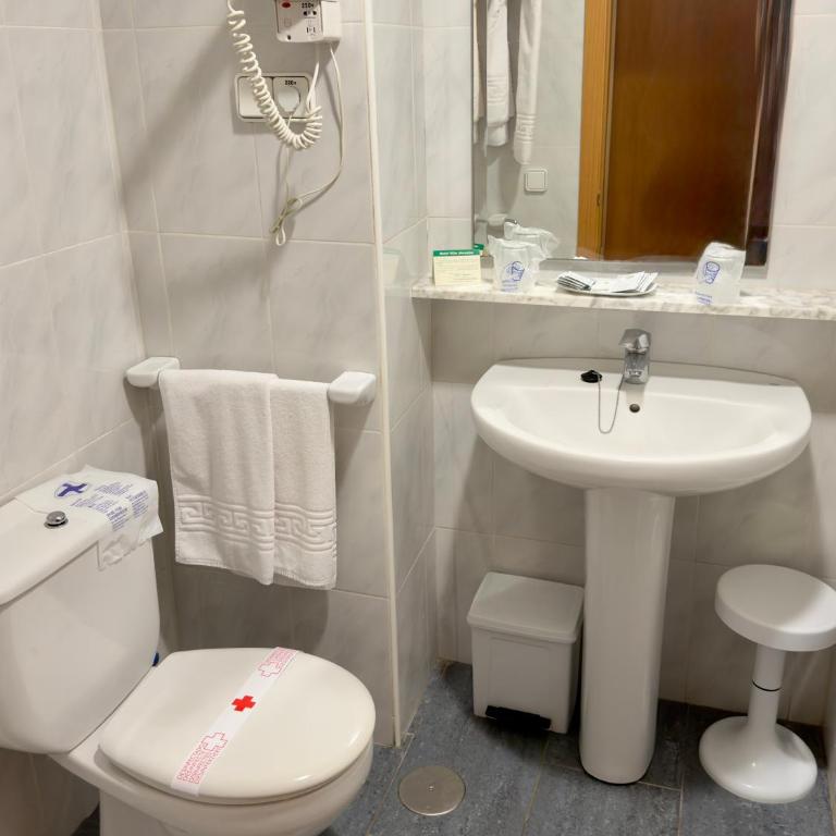 Hotel Villa Naranjos - Habitación Doble con 2 camas (2 adultos + 1 niño) - 2