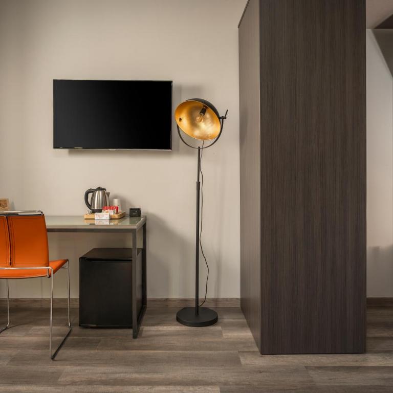 The RomeHello - Camera Doppia con Letti a Castello e Bagno Privato - 8