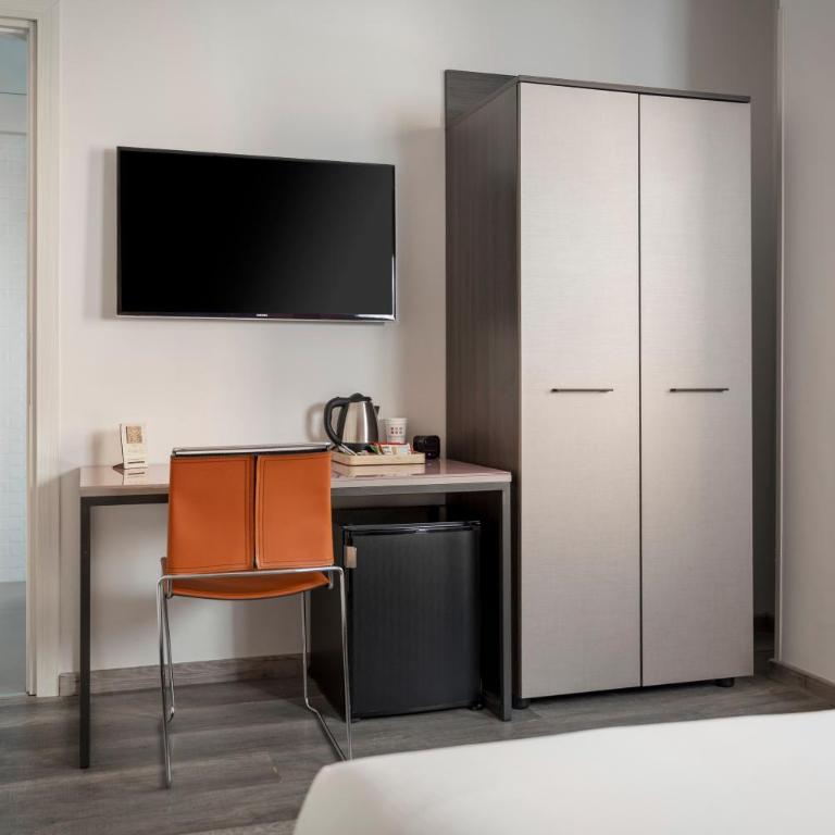 The RomeHello - Camera Tripla con Bagno Privato - 11