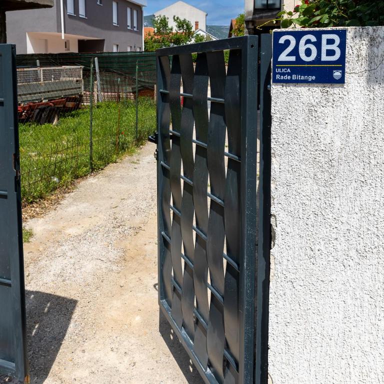 Steps to the Old Bridge - with FREE PARKING - One-Bedroom Apartment - 15