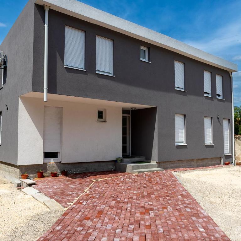 Steps to the Old Bridge - with FREE PARKING - One-Bedroom Apartment - 17