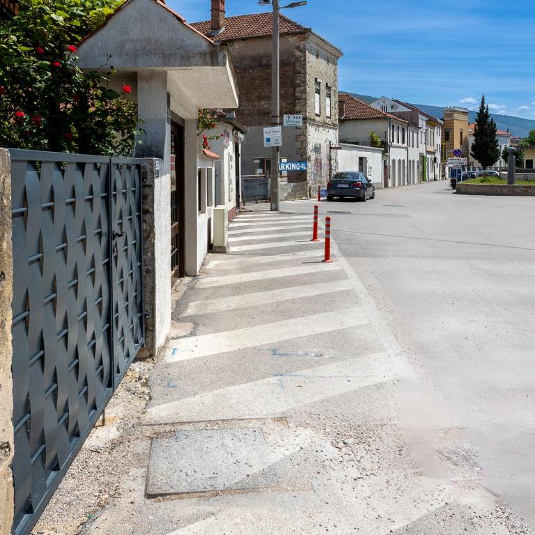 Steps to the Old Bridge - with FREE PARKING - One-Bedroom Apartment - 14