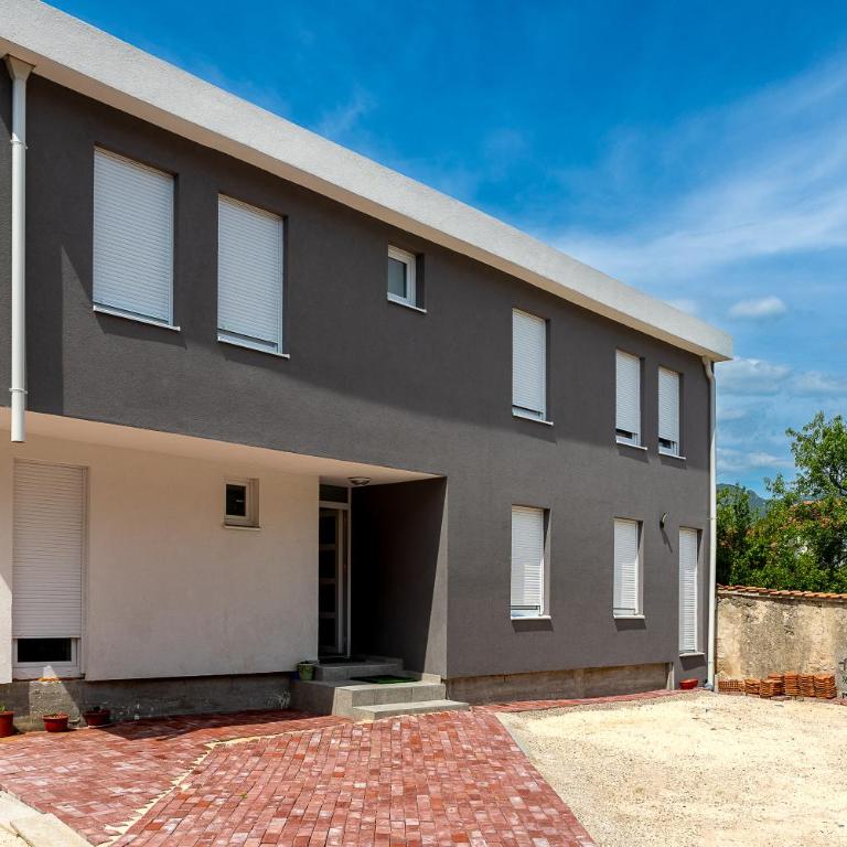 Steps to the Old Bridge - with FREE PARKING - One-Bedroom Apartment - 16