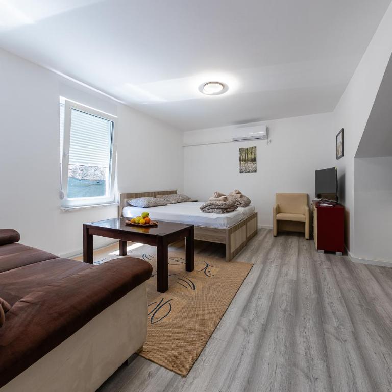 Steps to the Old Bridge - with FREE PARKING - One-Bedroom Apartment - 1